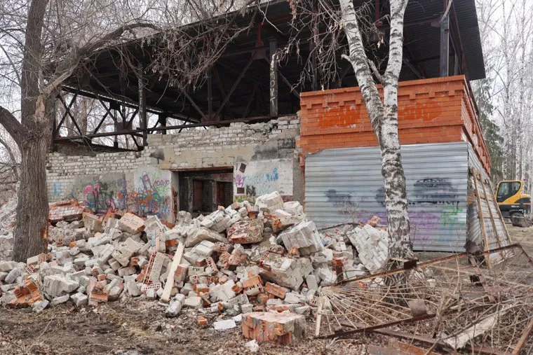 Красное кирпичное здание в ЦПКиО. Курган