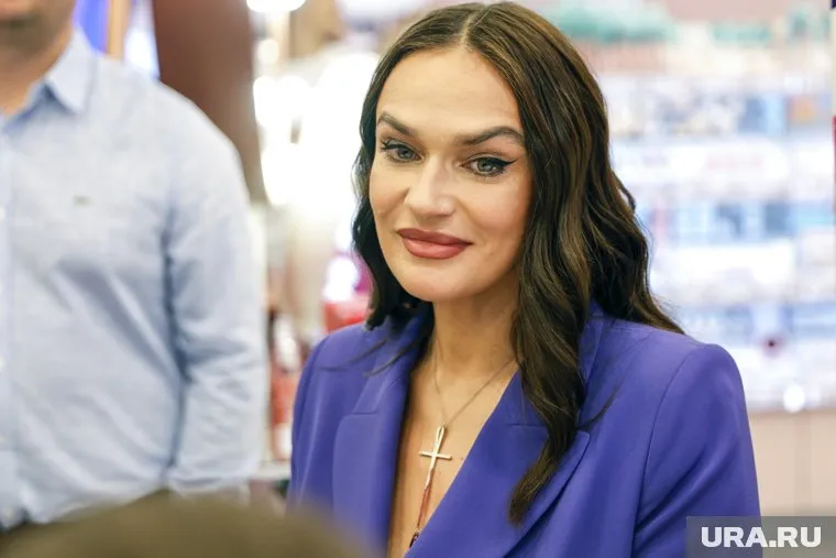 Алена Водонаева встретила Микки Рурка у книжного магазина