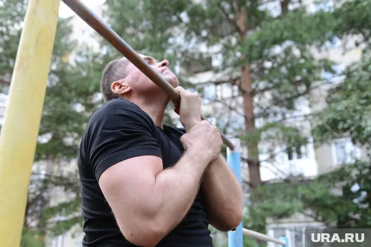 Победителя соревнований определяли при помощи упражнений на гимнастической перекладине (архивное фото)