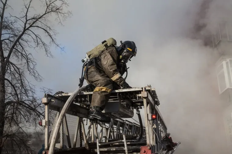 Пожар памятника архитектуры по ул. Семакова 8. Тюмень, пожар, пожарная лестница, пожарные, мчс