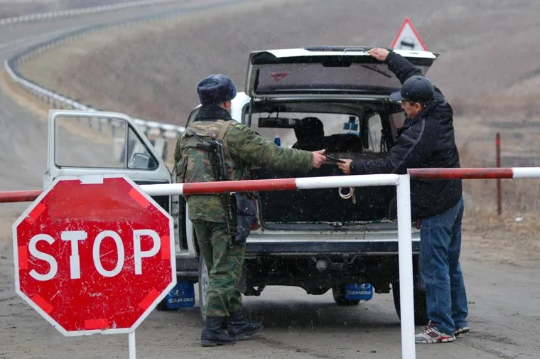 Таможенный пост Бугристое Троицкий район Челябинской области. Граница Россия - Казахстан. Архив 2007. Троицк, досмотр, граница, стоп, таможенный пост