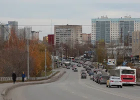 Попавший в Перми в ДТП автобус перекрыл шоссе Космонавтов