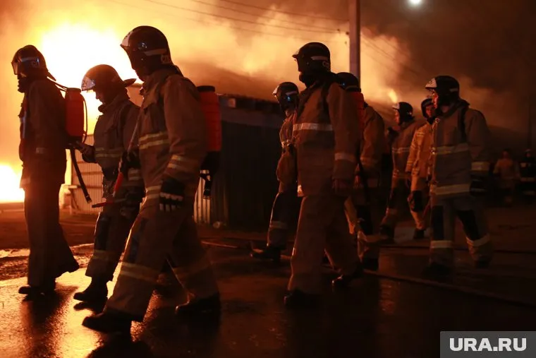 Тушили пожар 12 человек личного состава МЧС по ХМАО