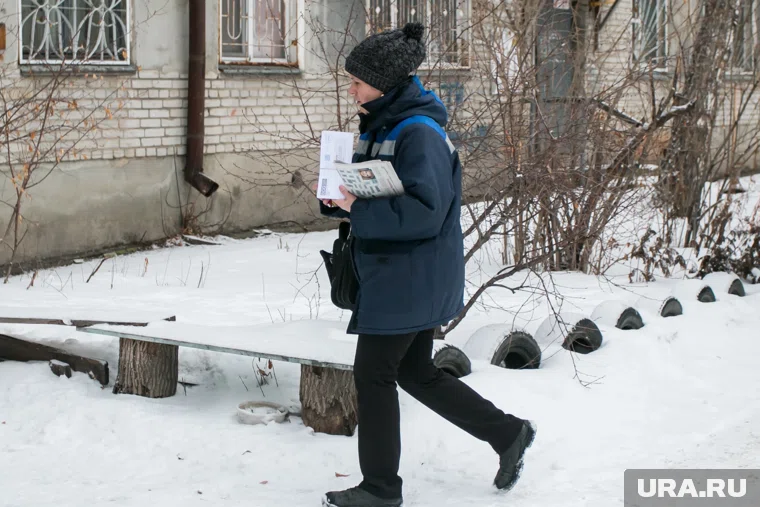 Почтальонка упала на обледеневшей улице, пока доставляла письма