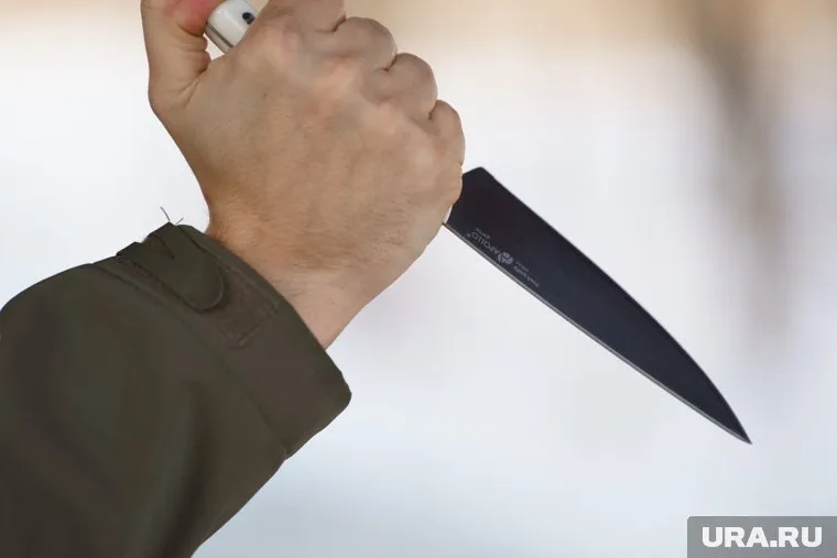 В сургутском кафе пьяный мужчина бросился с ножом на другого посетителя из-за ссоры