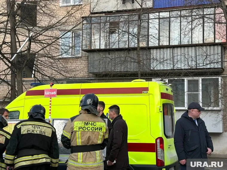 На месте взрыва работают спасатели и следователи