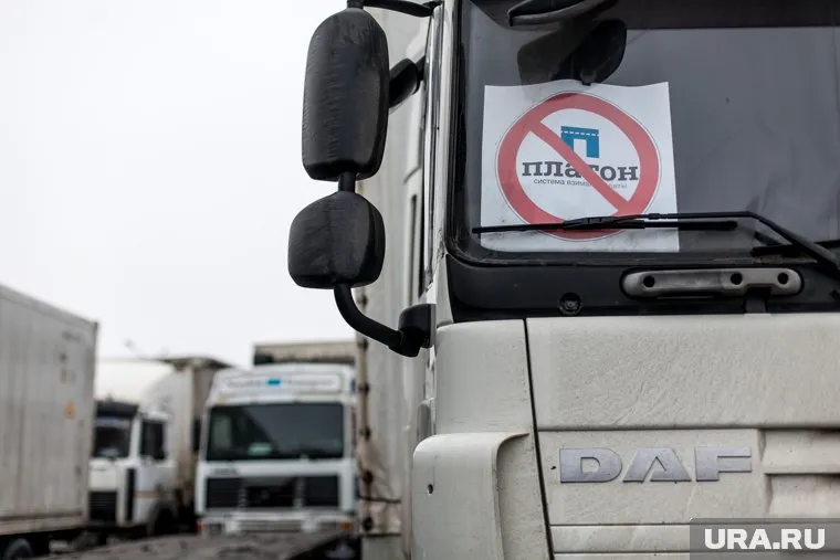 Фуры стоят на тюменской объездной дороге