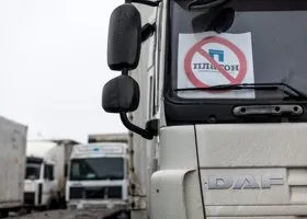 В Тюмени неизвестные подожгли фуру дальнобойщика — участника акции протеста против «Платона»