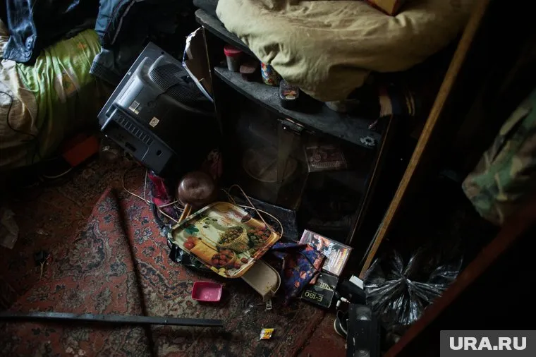 Девочка долго жила в куче мусора без еды и воды