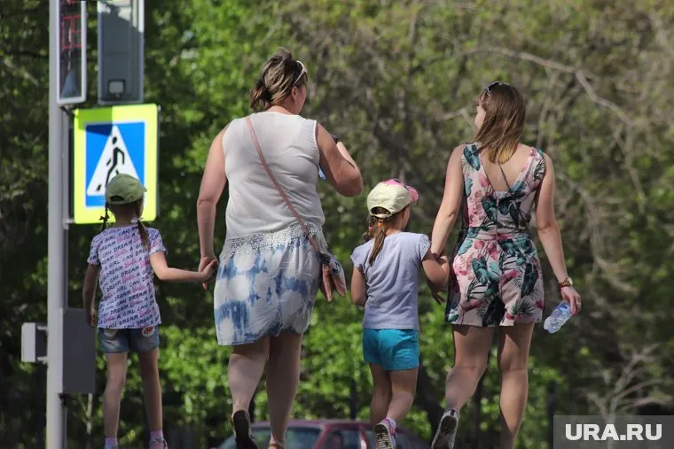 Больше половины россиян считает необходимым откладывать на будущее своих детей