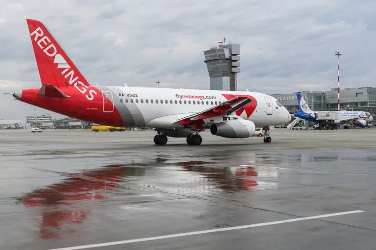 Самолет авиакомпании Red Wings в аэропорту Кольцово. Екатеринбург