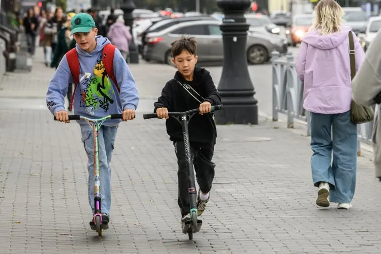 Школьники и студенты на городских улицах в День знаний. Екатеринбург 