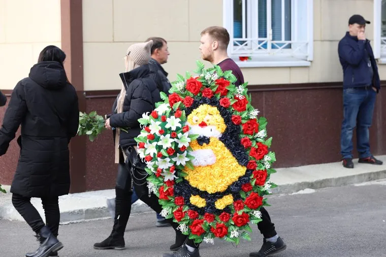 В Кировграде прощаются со зверски убитыми матерью и ее детьми. 