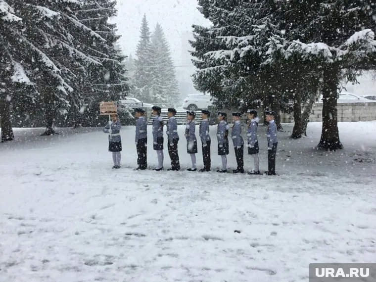 Ученики выступали без верхней одежды и в легкой обуви