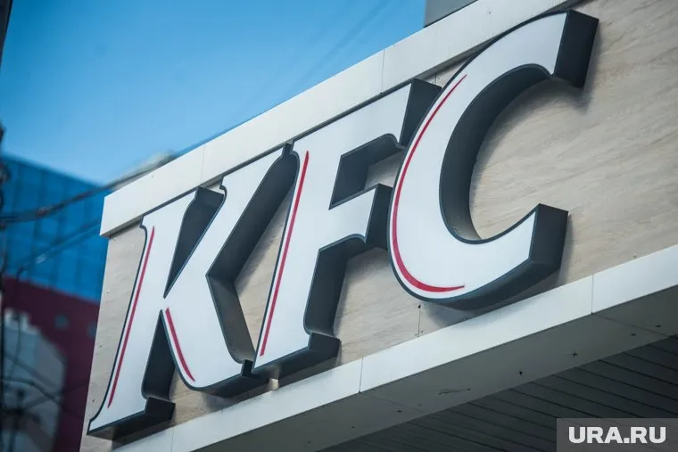 Девушки зажгли файеры возле KFC, расположенного у дендропарка