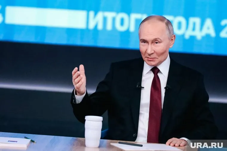 Путин пообщался с петербуржцами на Дворцовой площади