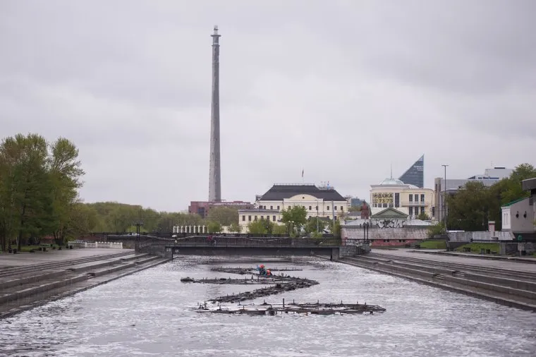 Монтирование поющего фонтана на Плотинке. Екатеринбург, фонтан, ремонтные работы, плотинка, екатеринбург, недостроенная телевышка