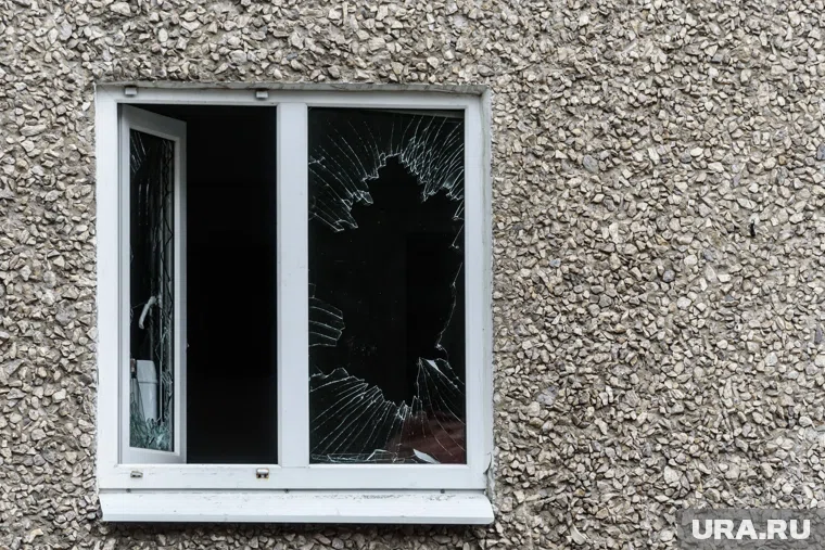 Окна разбиты в жилом доме в Кургане