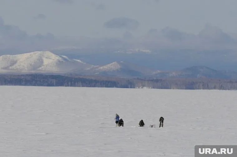 Десятки человек оказались заложниками таяния льдов на челябинском озере