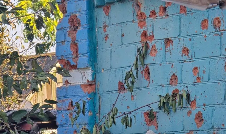 Украинские удары повредили 54 квартиры и 10 МКД в Сальске, рассказал Слюсарь