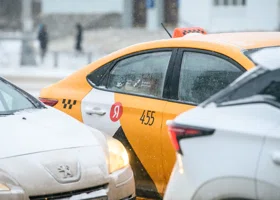 «Выгнал с ребенком в мороз»: в Сургуте таксисты высаживают пассажиров из-за низкой стоимости заказов