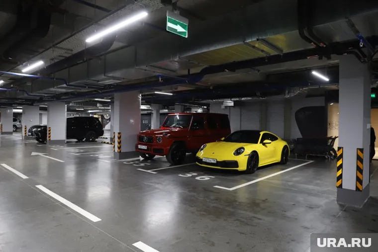 Девушка поставила машину на парковку ЖК, но ей выписали штраф и поставили блокираторы на колеса (архивное фото)