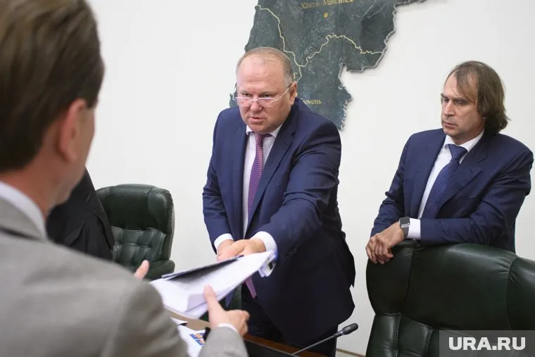 В пятницу Николай Цуканов (в центре) был откровенен и признался, что после поездок в муниципалитеты впадает в депрессию