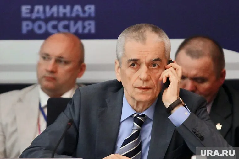 Онищенко подчеркнул, что в начале пандемии у врачей не было вакцин от коронавируса и опыта борьбы с ним