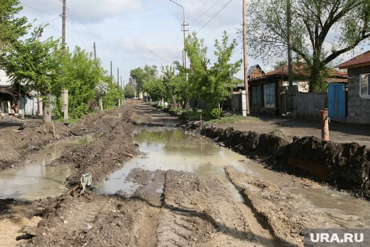 По словам местных жителей, по дорогам села Червишево после дождя не могут проехать даже внедорожники