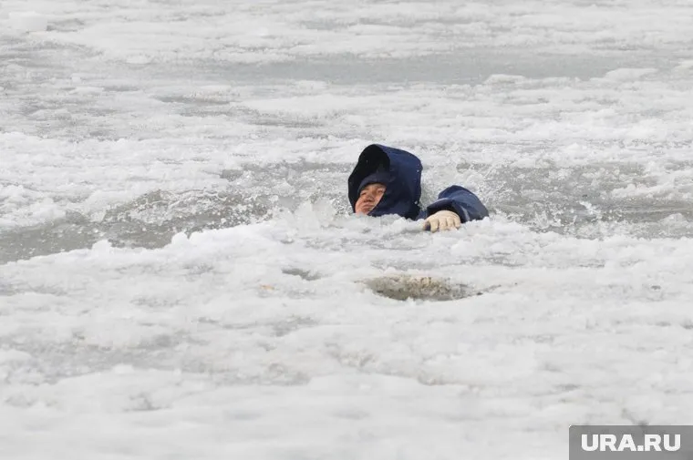 Спасатели продолжают поиски ребенка, утонувшего зимой в Сургуте