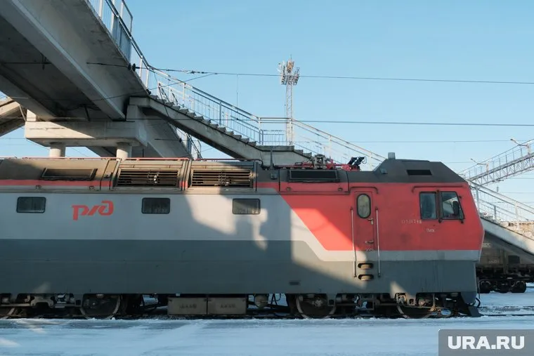 Задерживаются как поезда дальнего следования, так и пригородные поезда