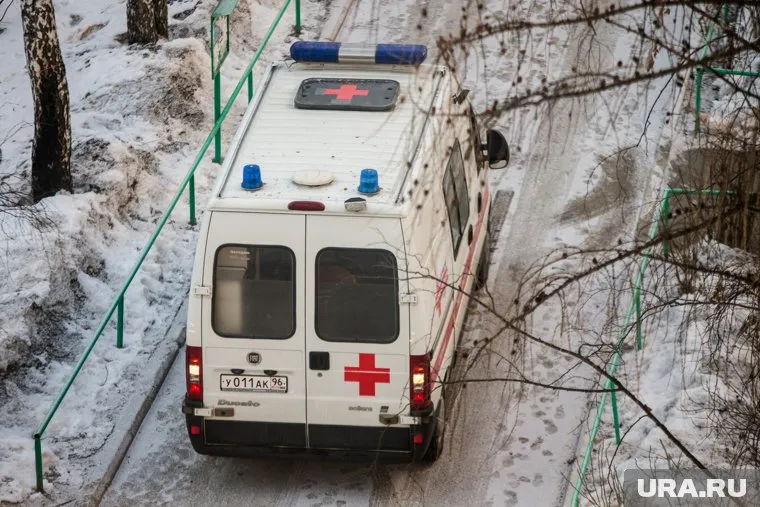 В Екатеринбурге упал строительный кран, на месте работают медики