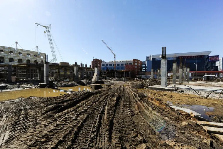 Обход Борисом Дубровским места строительства конгресс-холла Таганай 2020 на улице Труда. Челябинск, лужа, бездорожье, стройка, грязь, следы шин, конгресс-холл таганай2020