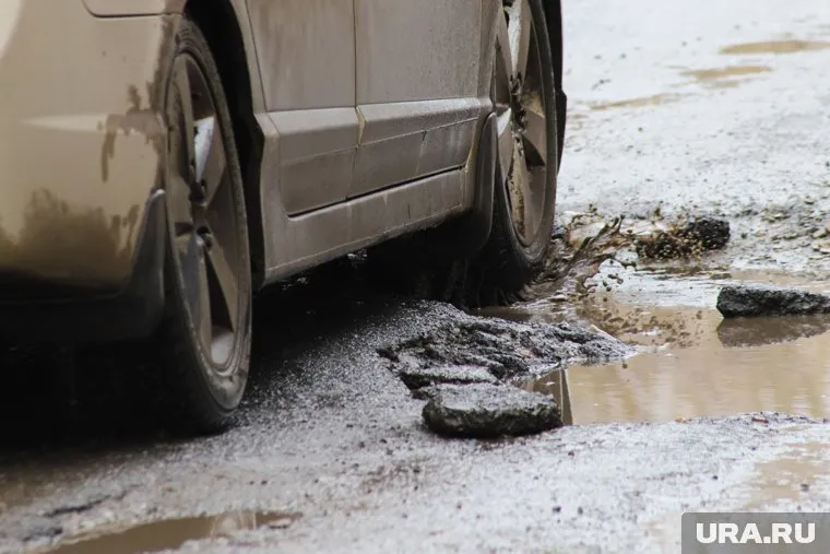 Горожане предложили прикрепить песок к забору скотчем