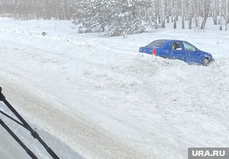 На кадрах ГИБДД видно, что один из автомобилей улетел в кювет