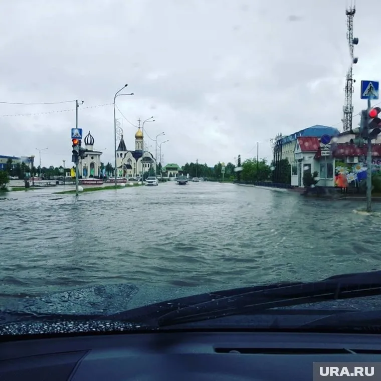 Уровень воды доходит до капота автомобиля