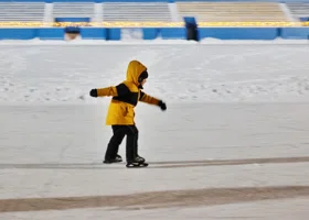 В Кургане начали заливать каток на Центральном стадионе