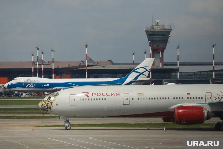 Во многих аэропортах России задерживают вылеты самолетов