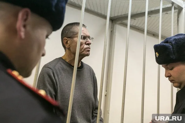 Благодаря супруге Алексею Улюкаеву «удается держаться»