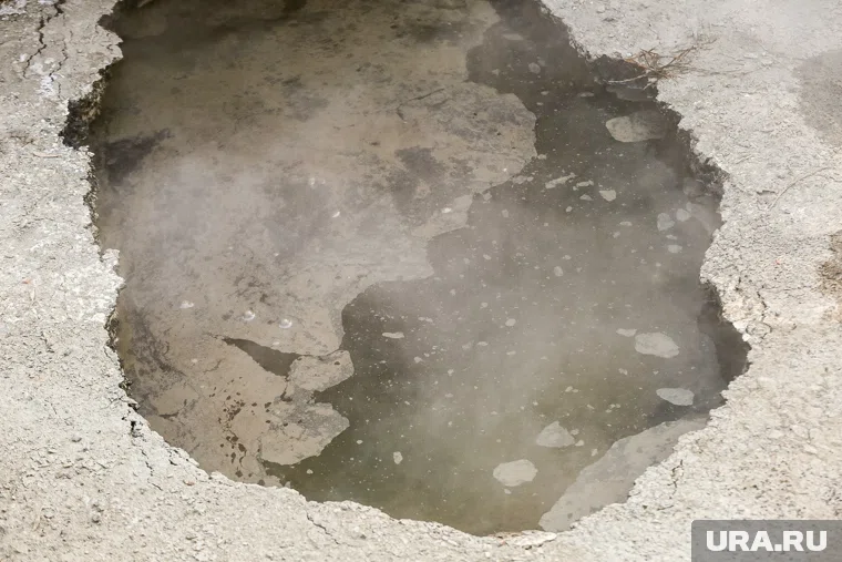 Специалисты пытаются устранить последствия аварии (архивное фото)