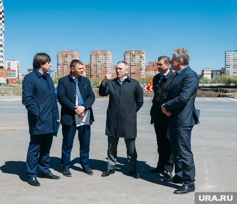 Источники «URA.RU» утверждают, что Александр Моор (в центре) избегает ответов на вопросы о новом губернаторе