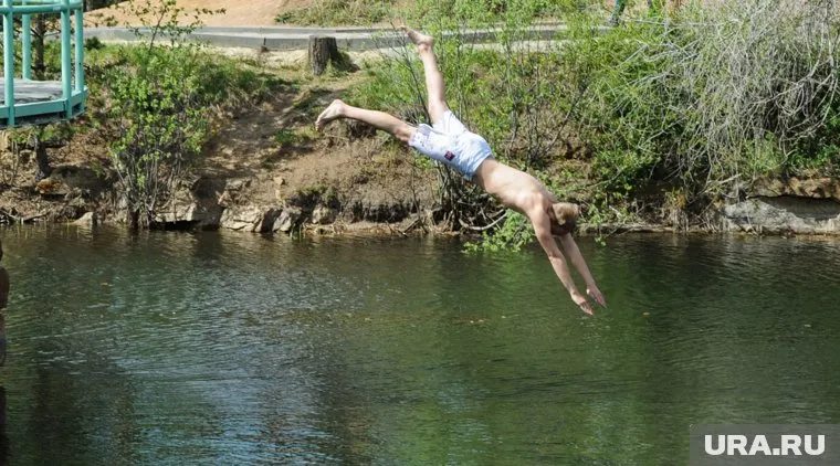 Подросток не умел плавать, но все равно прыгнул в воду