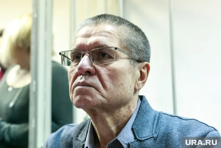 Экс-министр посмотрел видео с моментом дачи взятки