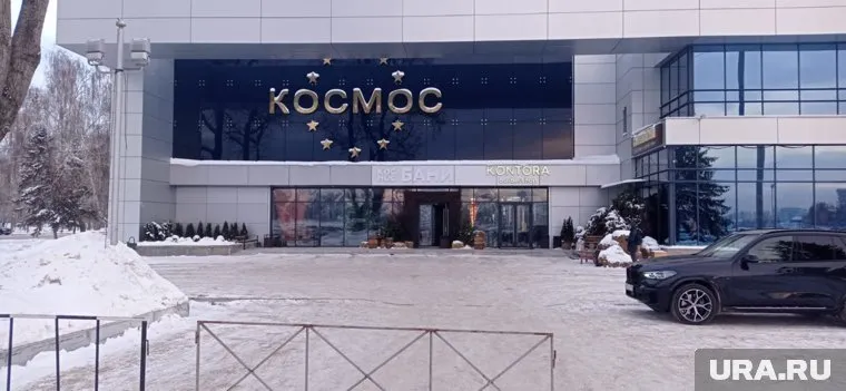 Пожар охватил банный комплекс в здании, где находится ККТ «Космос»