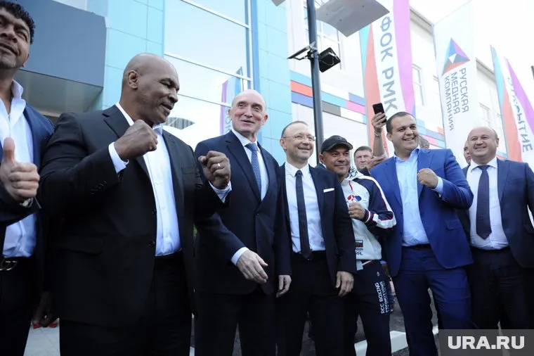 Глава РМК Игорь Алтушкин (в центре) построил в Коркино новый ФОК