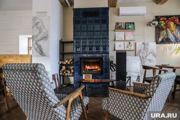Камин находится в гостиной (архивное фото)