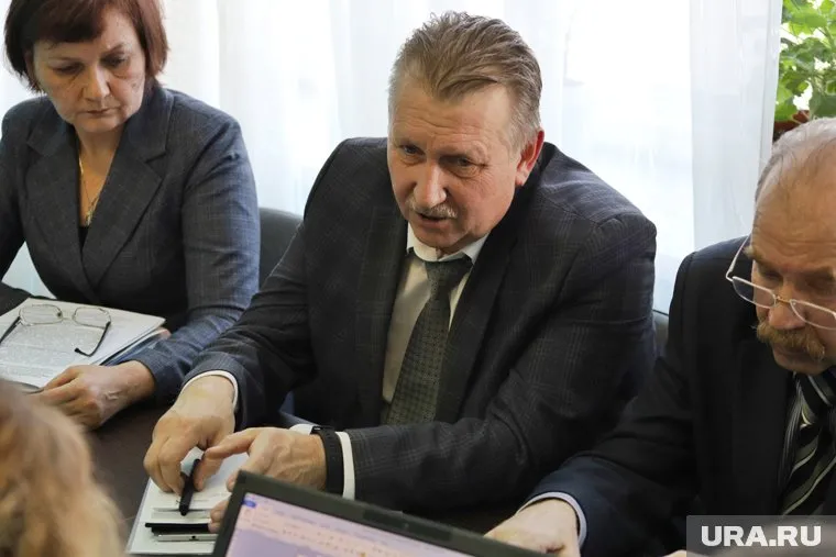 И.о. главы Кетовского района Олег Язовских (в центре) победил на выборах на место главы округа