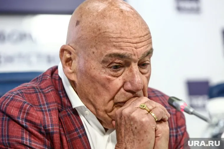 По словам Владимира Познера, Анатолию Чубайсу «живется очень непросто»