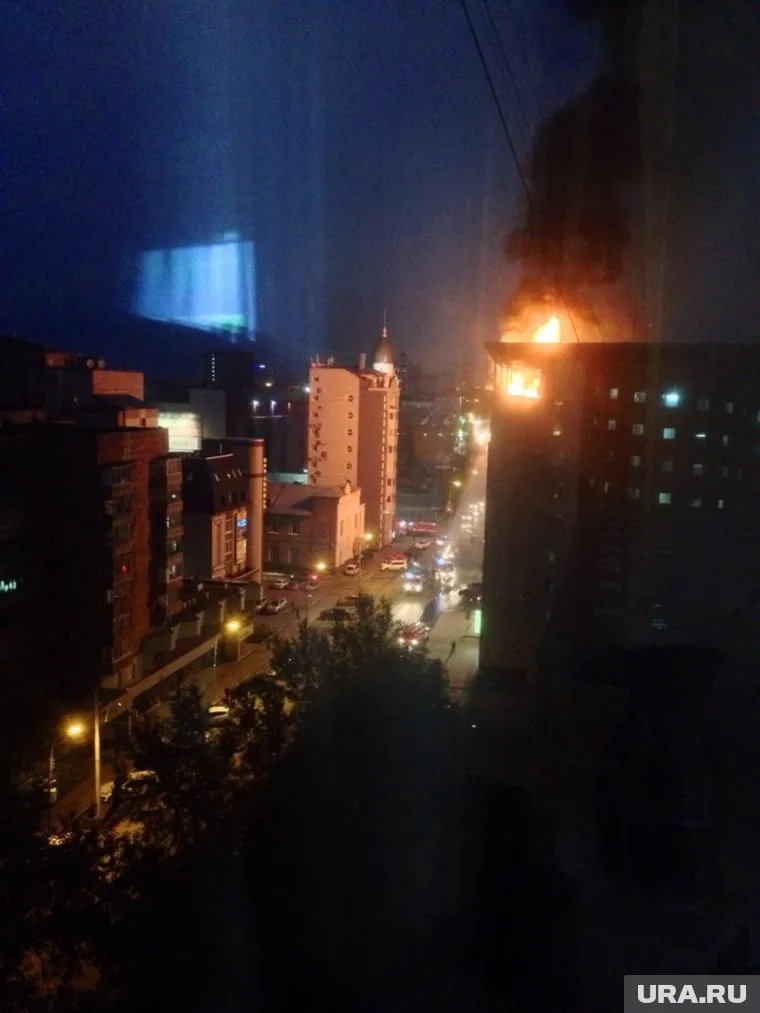 Горят верхние этажи здания, валит густой дым