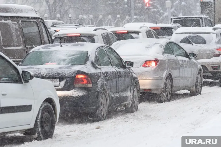 В Сургутском районе из-за метели образовалась огромная пробка